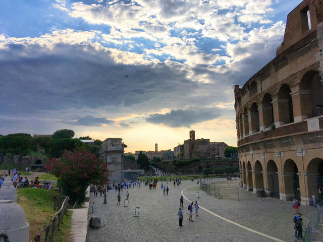 ローマで見たいフォトジェニックな夕暮れのコロッセオ！ | 地球の歩き方